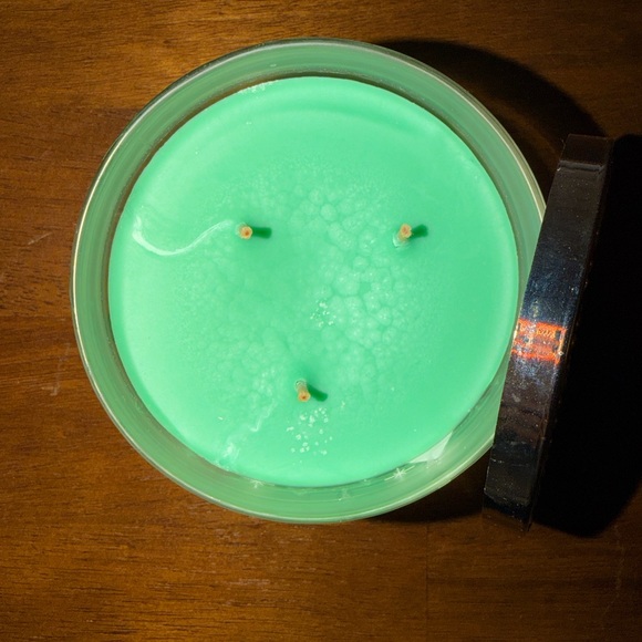 Bath & Body Works 3-wick candle - Picture 3 of 3